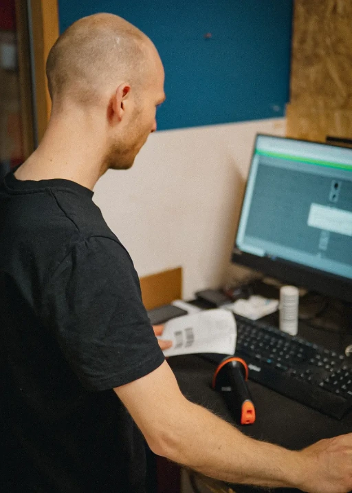 Ein Refresh Mitarbeiter bei der Arbeit am Computer.